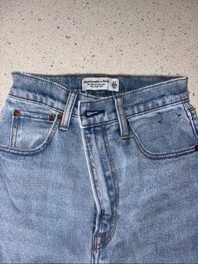 Abercrombie & Fitch Light Wash Women’s Straight Jeans